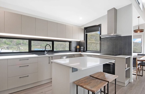 East Jindabyne House | Black Diamond Retreat - Luxury 3BR Home l Lake Views l Fire Pit l WiFi l Bath