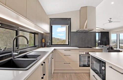 East Jindabyne House | Black Diamond Retreat - Luxury 3BR Home l Lake Views l Fire Pit l WiFi l Bath