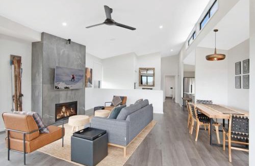 East Jindabyne House | Black Diamond Retreat - Luxury 3BR Home l Lake Views l Fire Pit l WiFi l Bath