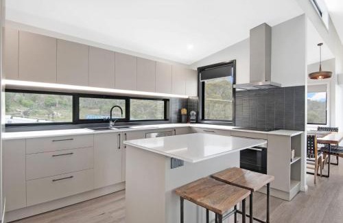 East Jindabyne House | Black Diamond Retreat - Luxury 3BR Home l Lake Views l Fire Pit l WiFi l Bath