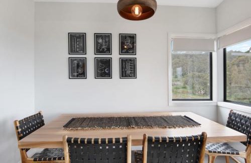 East Jindabyne House | Black Diamond Retreat - Luxury 3BR Home l Lake Views l Fire Pit l WiFi l Bath