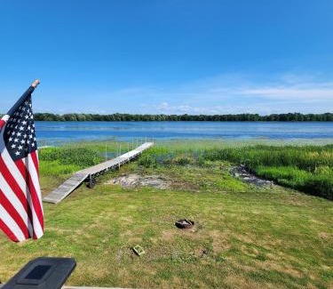 Town of Oswegatchie House | Black lake 2 bdr Waterfront cottage