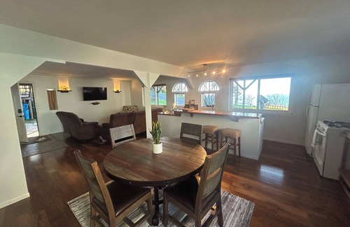 Shelter Cove Apartment | Black Sands Escape- Ocean and Range Views- Comfort