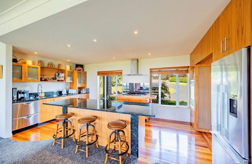 Clarks Beach House | Black Swan Retreat: Luxurious Beachfront House