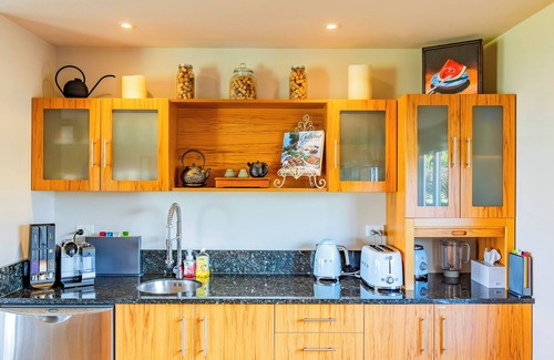 Clarks Beach House | Black Swan Retreat: Luxurious Beachfront House