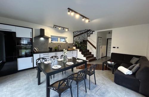 Niedzica House | BLACK & WHITE HOUSES