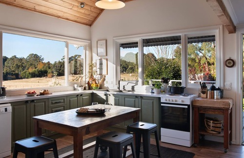 Lyonville House | Blacksmiths Cottage- a picturesque country escape in Lyonville