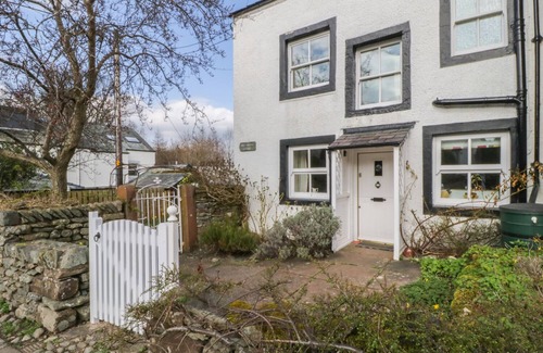 Pooley Bridge Cottage | BLACKSMITHS COTTAGE, romantic, with open fire in Pooley Bridge