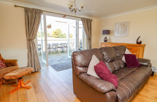 Newcastle Emlyn Cottage | BLAENSILLTYN, pet friendly, with hot tub in Newcastle Emlyn