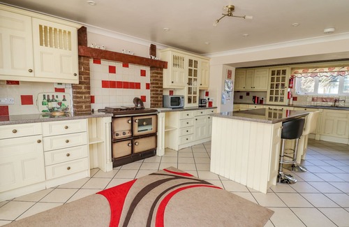 Newcastle Emlyn Cottage | BLAENSILLTYN, pet friendly, with hot tub in Newcastle Emlyn
