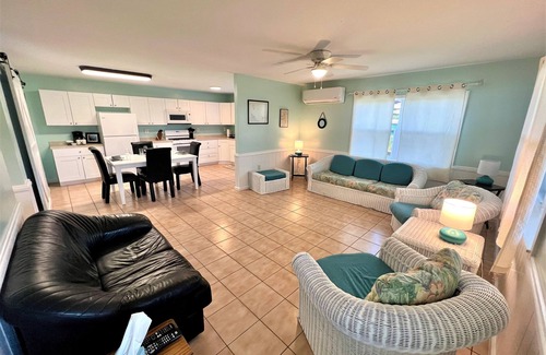 Treasure Cay Apartment | Blair's Bungalow - 2 bdrm w/dock slip Green Turtle Cay