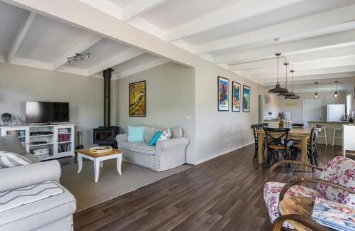 Blairgowrie House | Blairgowrie Bella - light filled home with great deck