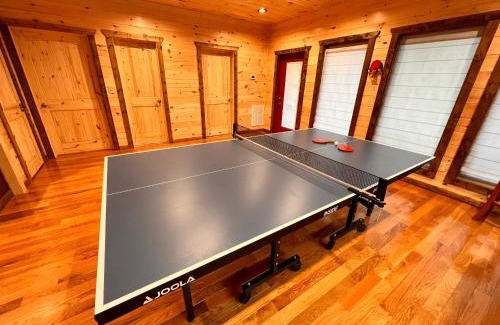 Gatlinburg - Pigeon Forge Ski Chalet | Blaze of Glory - New Luxury, 4BR, Theater, Arcade, EVC, Location