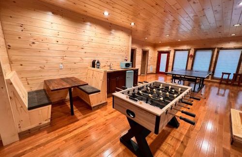 Gatlinburg - Pigeon Forge Ski Chalet | Blaze of Glory - New Luxury, 4BR, Theater, Arcade, EVC, Location
