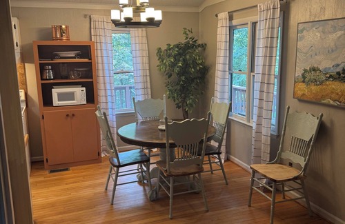 Mount Airy House | Bledsoe Bungalow -Green Acres