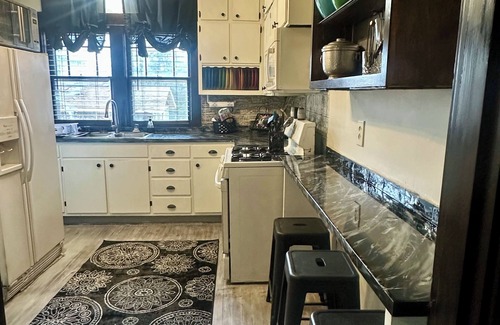 New Albany House | Blissful Bungalow on National Historic St in New Albany, 1 mile from Ohio River