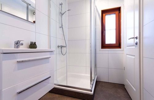 Cromvoirt Ski Chalet | ✓ Blokhut II at Résidence de Leuvert ✓ Holiday home for 4 persons ✓ Located near Den Bosch (Noord-Brabant) ✓ Near De IJzeren Man ✓ Book directly through the park
