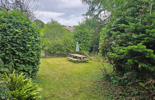 Burstock Cottage | Bloom Cottage – 3 bedroom countryside family retreat w/garden & views
