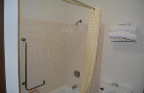 Bloomer Hotel | Bloomer Inn & Suites