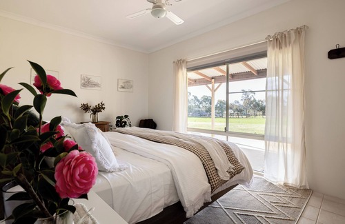 Boyup Brook Bed & Breakfast | Blossom Brook Guesthouse - Family friendly farm, with deck and golf.