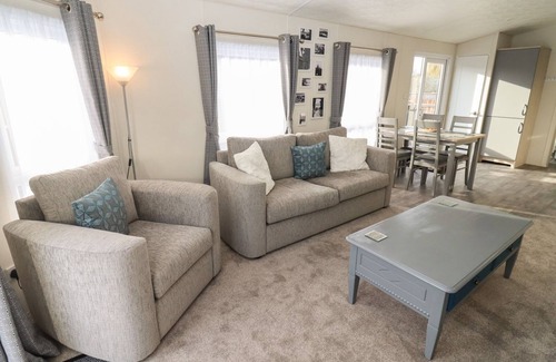 Evesham Cottage | BLOSSOM VALE LODGE, pet friendly, with a garden in Evesham
