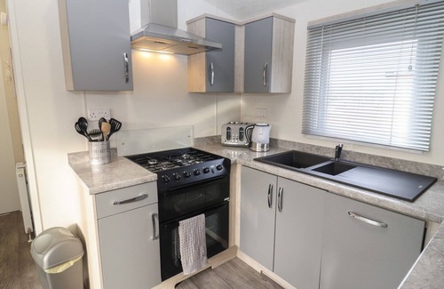 Evesham Cottage | BLOSSOM VALE LODGE, pet friendly, with a garden in Evesham