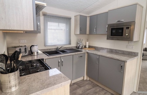 Evesham Cottage | BLOSSOM VALE LODGE, pet friendly, with a garden in Evesham