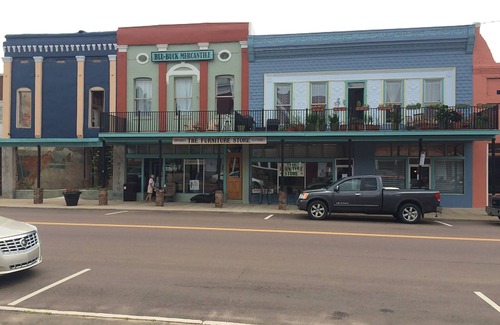 Water Valley Apartment | Blu-Buck Mercantile Hotel Apt. C