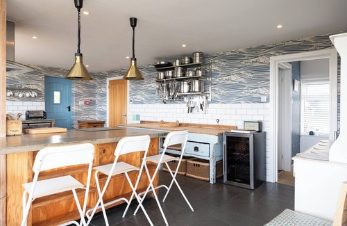 Trenance Cottage | BLUE BAY BEACH HOUSE, pet friendly, with hot tub in Mawgan Porth