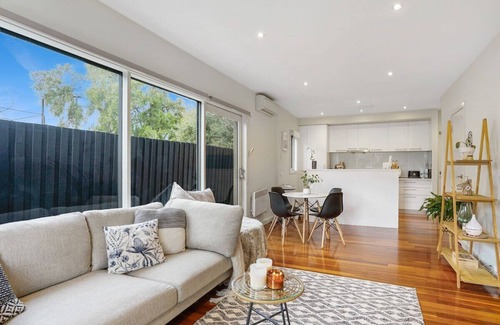 Williamstown House | Blue Chip Williamstown Beach Bay Townhouse