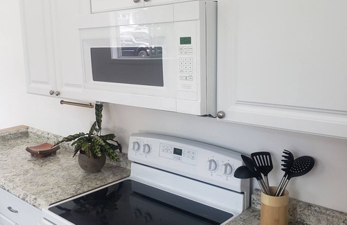 Roseburg House | Blue Downtown Stay ~ Eco & Pet Friendly Tiny Twins