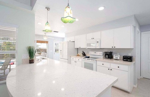 Pelican House | Blue Fish - Cozy vacation rental in Cape Coral