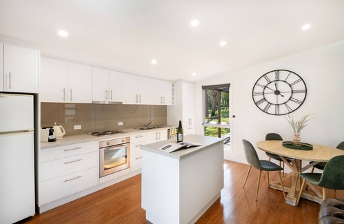 St. Georges Basin House | Blue Gum - Tranquil bush cottage on waterfront acreage with boat ramp