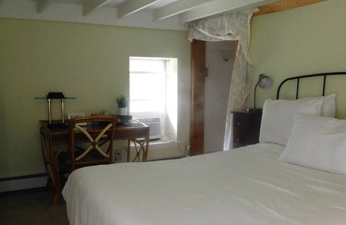 Quakertown House | Blue Heron Wildlife Sanctuary W/Cabin