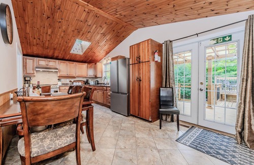 Lion's Head Cottage | Blue Horizon: Sauna Retreat near Bay!