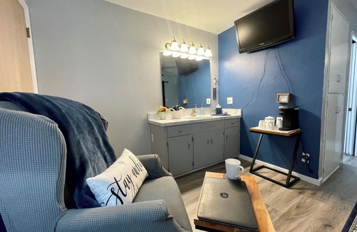 Bethel-Danebo Apartment | "Blue House Suite: A Serene Retreat in Proximity to the Airport"