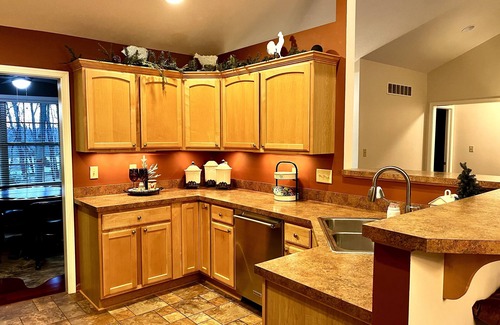 Stahlstown Cottage | Blue Jay's Nest- Private Fern Mountain home. Minutes to ski resorts and Parks.