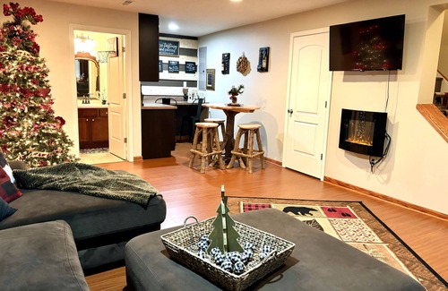 Stahlstown Cottage | Blue Jay's Nest- Private Fern Mountain home. Minutes to ski resorts and Parks.