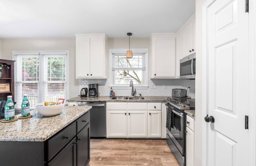 North Raleigh House | Blue Jay’s Retreat: King Bed & Fenced Yard