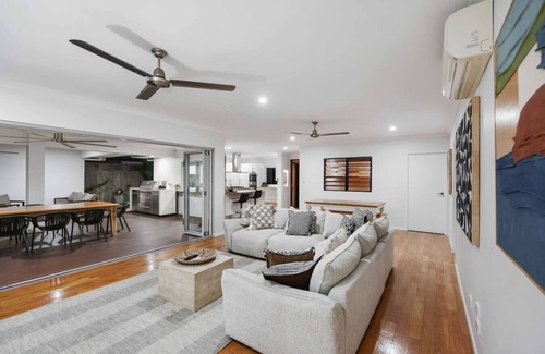 Trinity Beach House | Blue Lagoon Haven – A Serene Tropical Getaway