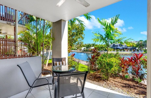 Trinity Beach Apartment | Blue Lagoon Resort Lakeside Apartment