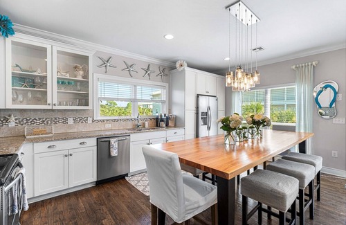 Miramar Beach House | BLUE MERMAID: Splash into Luxurious Paradise! Bikes, Pool, Golf Cart