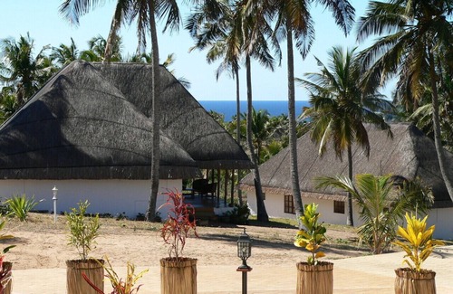 Inhambane House | BLUE MOON” Beach – Holiday Resort