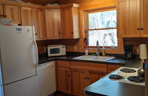 Grassy Creek Cabin | BLUE MOON CABIN: Pet friendly, 54 acres, hot tub, creek frontage, great fishing