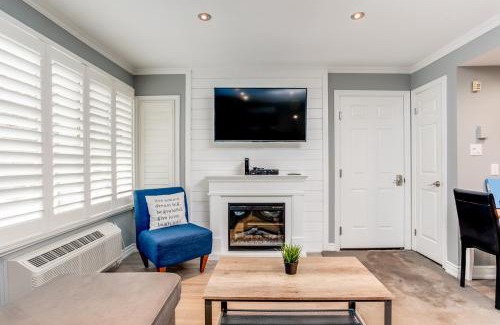 Craigleith Apartment | Blue Mountain Getaway at North Creek Resort King Bed