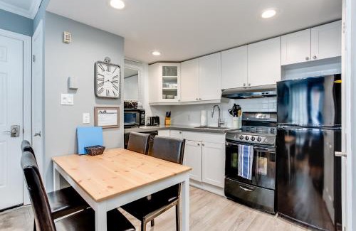 Craigleith Apartment | Blue Mountain Getaway at North Creek Resort King Bed