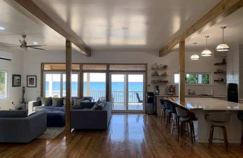 Isla de Utila Villa | Blue Oasis 3-bedroom villa in Utila with WiFi, AC