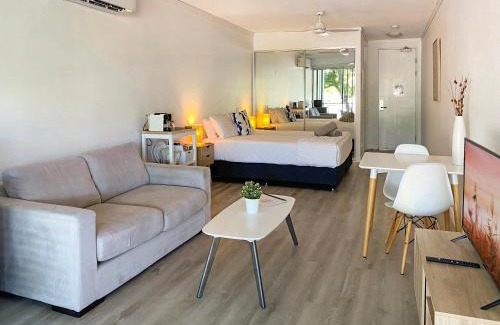Nelly Bay Apartment | Blue on Blue Deluxe King or Twin room, steps from ferry, amazing pool, wifi
