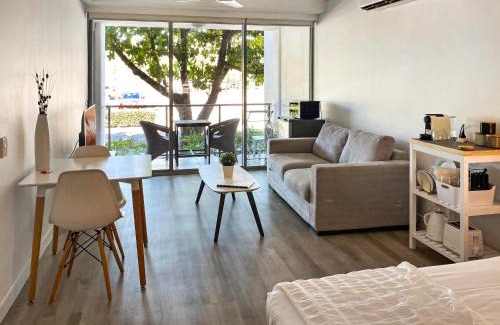 Nelly Bay Apartment | Blue on Blue Deluxe King or Twin room, steps from ferry, amazing pool, wifi