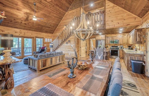 Ridgeline Vistas Cabin | Blue Ridge, Hot Tub, Mountain View, Pool Table, Arcade, Outdoor Fireplace